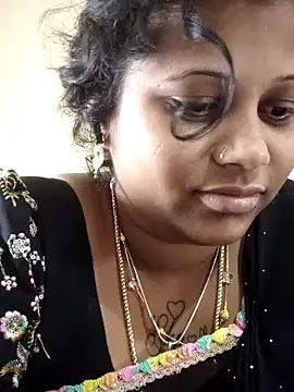 Snapshot of sweetqueen143 chatting on 11.24.25 sweetqueen143 online show from 11.24.25