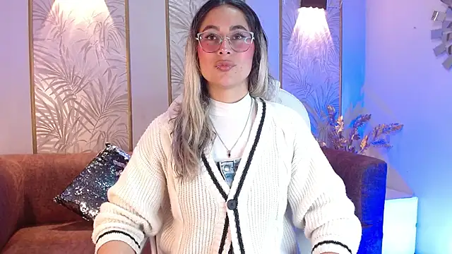Snapshot of LunaaGrey_ chatting on 10.04.25 LunaaGrey online show from 10.04.25