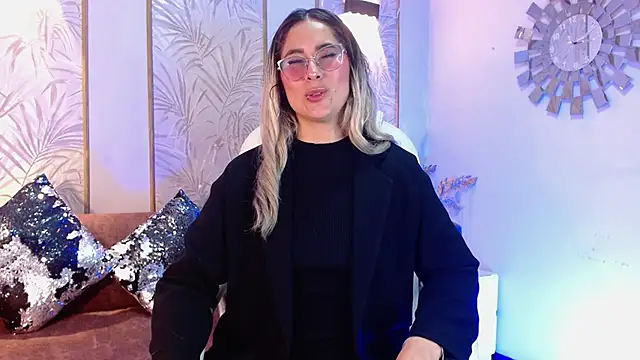 Snapshot of LunaaGrey_ chatting on 10.10.25 LunaaGrey online show from 10.10.25