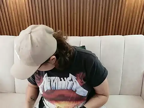 Snapshot of dirty_feelena chatting on 02.13.26 dirty feelena online show from 02.13.26