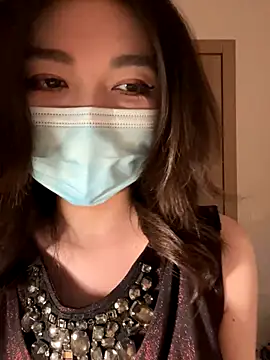 Snapshot of fioralba chatting on 10.13.25 fioralba online show from 10.13.25