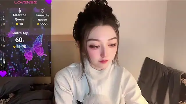 Snapshot of fioralba chatting on 12.18.25 fioralba online show from 12.18.25