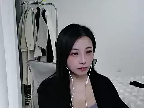 Snapshot of Mien-MM chatting on 10.17.25 Mien-MM online show from 10.17.25