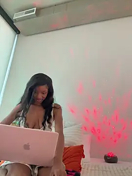 Snapshot of LoveDreaux chatting on 12.16.25 LoveDreaux online show from 12.16.25