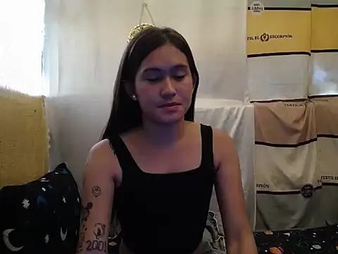 Snapshot of girlyesha chatting on 10.11.25 girlyesha online show from 10.11.25