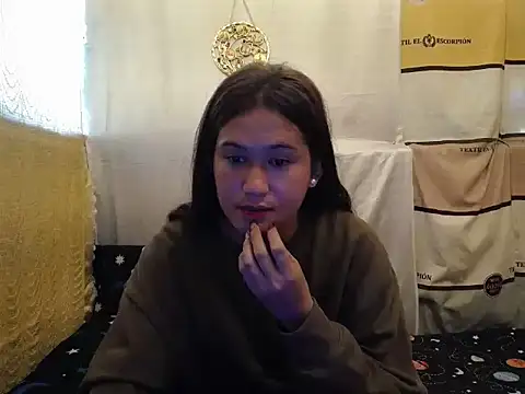 Snapshot of girlyesha chatting on 10.15.25 girlyesha online show from 10.15.25