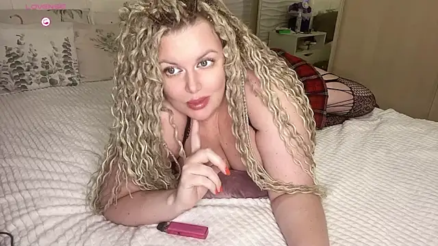 Snapshot of Nivika chatting on 11.04.25 Nivika online show from 11.04.25