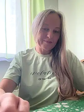 Snapshot of B_i_r_d_i_e chatting on 09.20.25 B i r d i e online show from 09.20.25