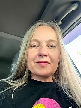 Snapshot of B_i_r_d_i_e chatting on 09.22.25 B i r d i e online show from 09.22.25