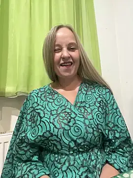 Snapshot of B_i_r_d_i_e chatting on 09.23.25 B i r d i e online show from 09.23.25