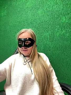 Snapshot of B_i_r_d_i_e chatting on 10.22.25 B i r d i e online show from 10.22.25