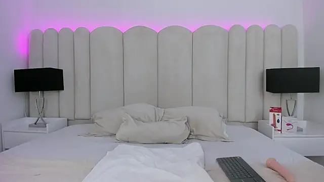 VanessaParis   online show from 10.14.25