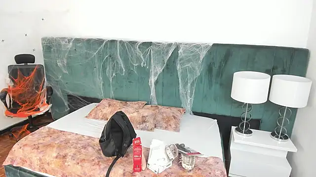 VanessaParis   online show from 10.18.25