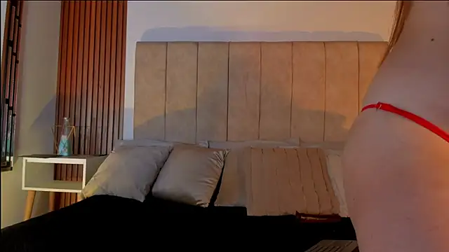 Snapshot of Lauraa_saenz11 chatting on 10.17.25 Lauraa saenz11 online show from 10.17.25