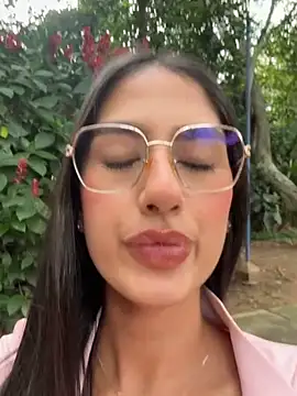 Snapshot of Julieta_Duque chatting on 12.17.25 Julieta Duque online show from 12.17.25