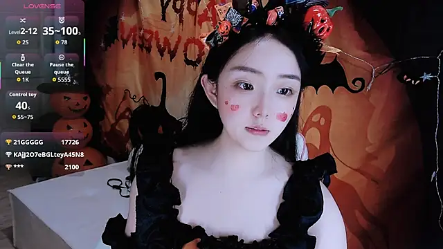 Snapshot of Niannian- chatting on 10.27.25 Niannian- online show from 10.27.25