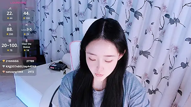 Snapshot of Niannian- chatting on 11.30.25 Niannian- online show from 11.30.25