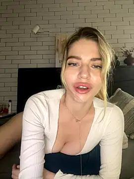 Snapshot of VIOLA-Sweeting chatting on 10.02.25 VIOLA-Sweeting online show from 10.02.25