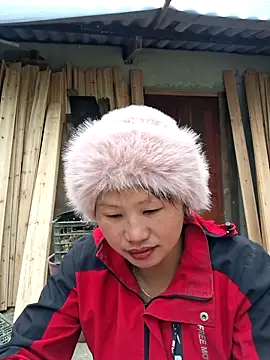 Snapshot of diamond-- chatting on 11.19.25 diamond-- online show from 11.19.25