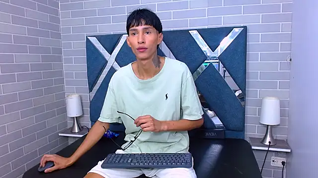 Daniel delux  online show from 10.25.25