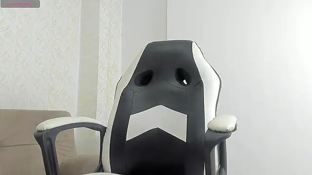 MaximoHall86 online show from 10.01.25