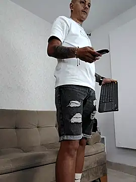 MaximoHall86 online show from 10.08.25