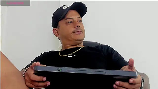 MaximoHall86 online show from 10.20.25