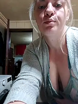 Snapshot of Mommygetnaughty chatting on 10.25.25 Mommygetnaughty online show from 10.25.25