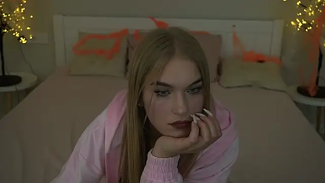 Snapshot of AlinaLiii chatting on 10.28.25 AlinaLiii online show from 10.28.25