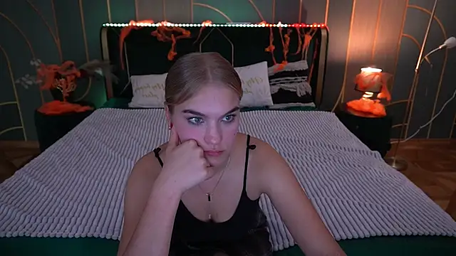 Snapshot of AlinaLiii chatting on 11.03.25 AlinaLiii online show from 11.03.25