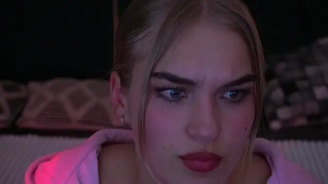 Snapshot of AlinaLiii chatting on 11.10.25 AlinaLiii online show from 11.10.25