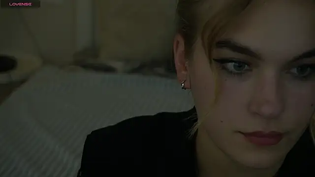 Snapshot of AlinaLiii chatting on 11.11.25 AlinaLiii online show from 11.11.25