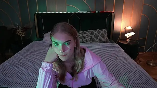 Snapshot of AlinaLiii chatting on 11.17.25 AlinaLiii online show from 11.17.25