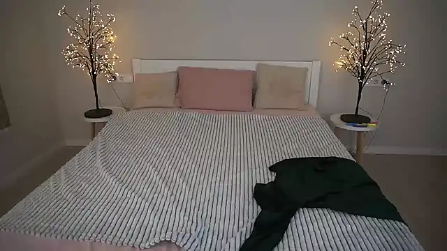 Snapshot of AlinaLiii chatting on 11.18.25 AlinaLiii online show from 11.18.25