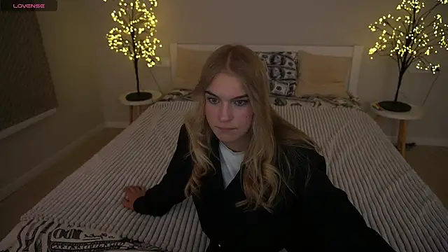 Snapshot of AlinaLiii chatting on 11.22.25 AlinaLiii online show from 11.22.25