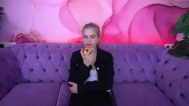 Snapshot of AlinaLiii chatting on 11.27.25 AlinaLiii online show from 11.27.25