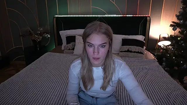 Snapshot of AlinaLiii chatting on 12.16.25 AlinaLiii online show from 12.16.25