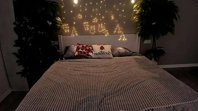 Snapshot of AlinaLiii chatting on 12.17.25 AlinaLiii online show from 12.17.25