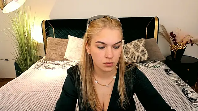 Snapshot of AlinaLiii chatting on 04.20.26 AlinaLiii online show from 04.20.26