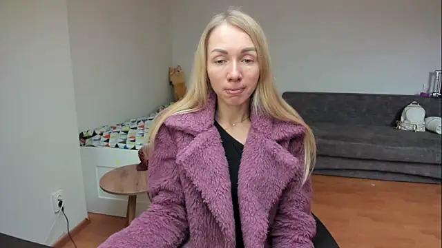 Snapshot of AlisiaCat chatting on 04.28.26 AlisiaCat online show from 04.28.26