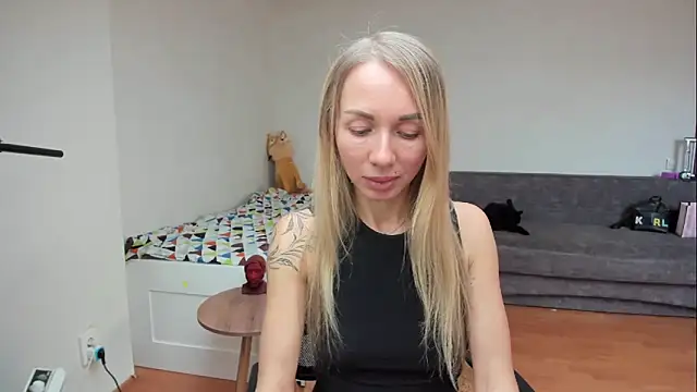 Snapshot of AlisiaCat chatting on 05.19.26 AlisiaCat online show from 05.19.26