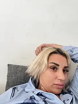 Giullyaxx online show from 10.17.25