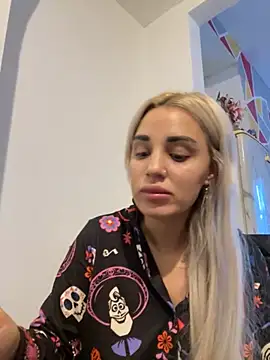 Giullyaxx online show from 11.16.25