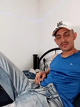 Snapshot of LATINO27CM chatting on 10.18.25 LATINO27CM online show from 10.18.25