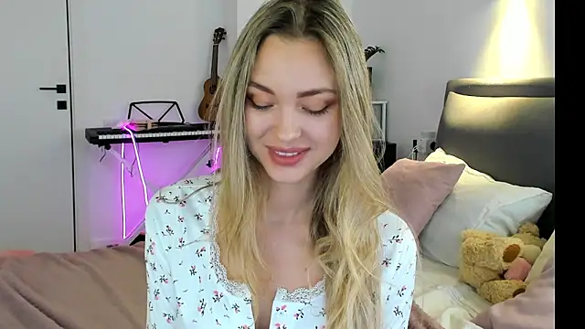 Snapshot of Kelly__Gray chatting on 04.08.26 Kelly Gray online show from 04.08.26