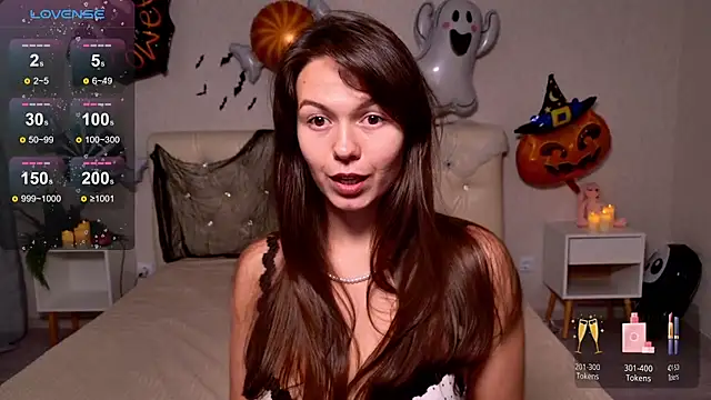 Snapshot of EllaCanny chatting on 10.29.25 EllaCanny online show from 10.29.25