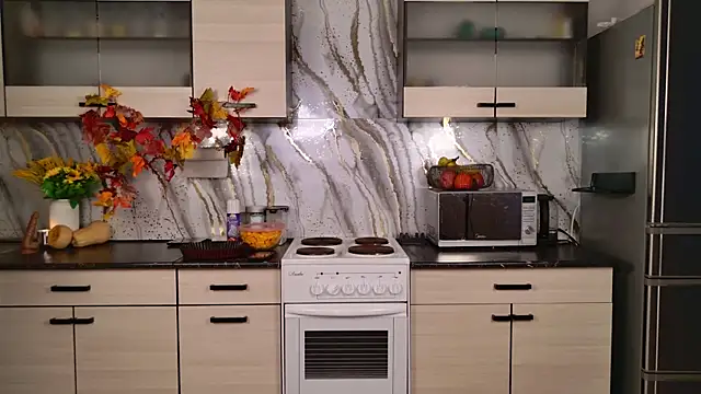 Snapshot of EllaCanny chatting on 11.27.25 EllaCanny online show from 11.27.25