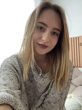 Snapshot of LinaViam chatting on 09.22.25 LinaViam online show from 09.22.25