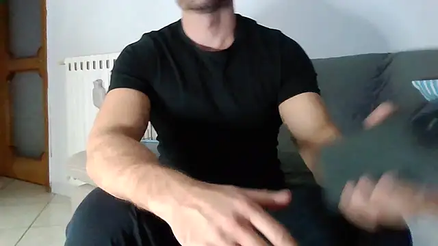 Snapshot of giovan2020 chatting on 11.08.25 giovan2020 online show from 11.08.25