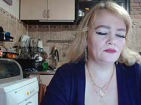 Snapshot of Sweet-blonde chatting on 10.17.25 Sweet-blonde online show from 10.17.25